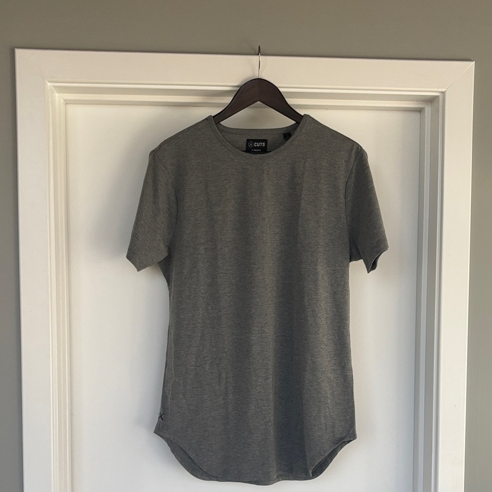 Cuts Men’s size Large, Gray Men's T-Shirt. Never worn